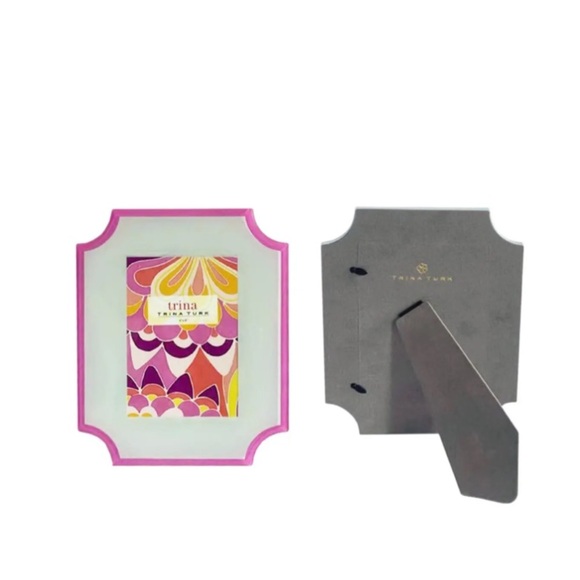 TRINA TURK Pink Trim Scalloped photo Frame 5" X 7" - Picture 2 of 5